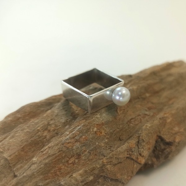 Frame Pearl ring