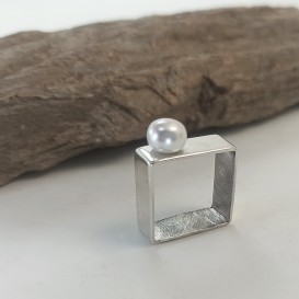 Frame Pearl ring