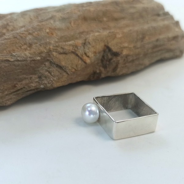 Frame Pearl ring